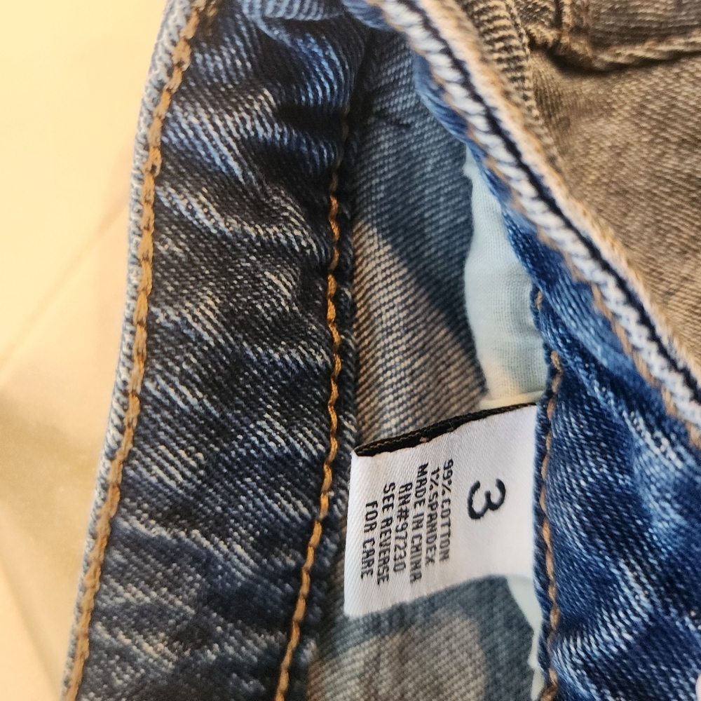 Almost famous, womens size 3, CUTEST fringed distressed denim short shortsπ©· - Picture 8 of 13